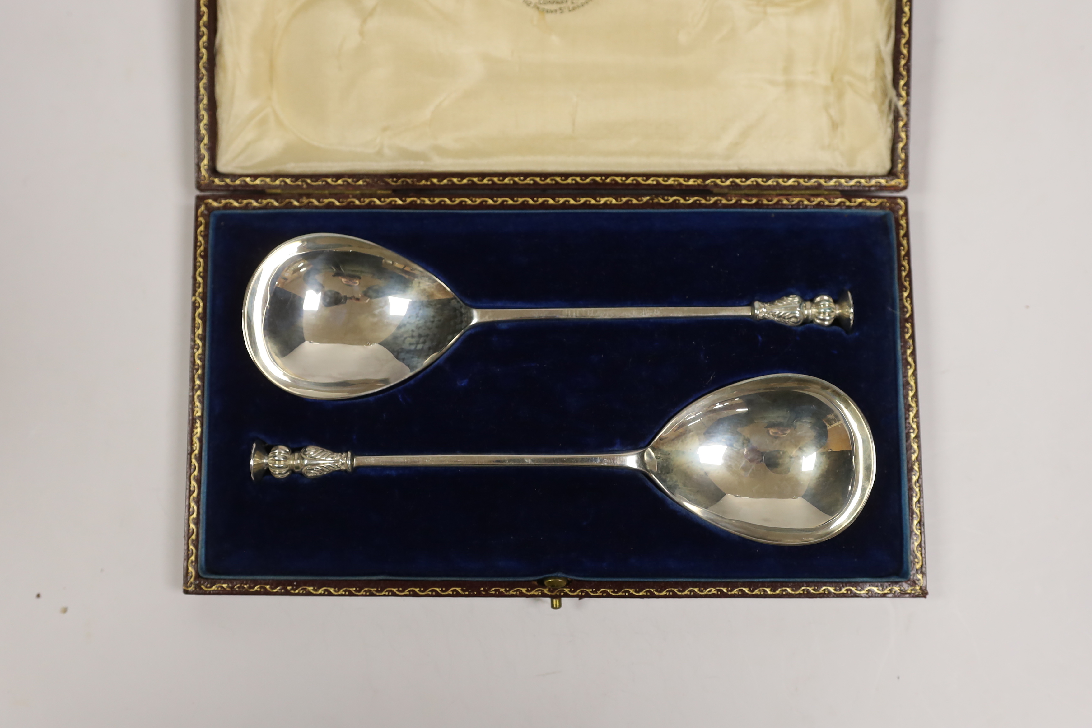 A cased pair of late Victorian silver seal top serving spoons, Goldsmiths & Silversmiths Co Ltd, London, 1893, 19.3cm, 4oz.